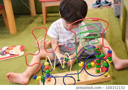 男孩玩玩具 108152132