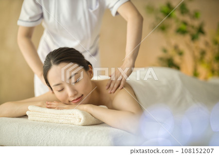在美容院接受按摩的年輕女性 在美容院接受按摩的年輕女性 108152207
