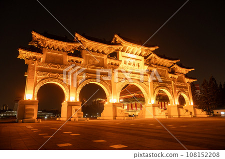 台灣台北自由廣場燈火通明的牌塔夜景 台灣台北自由廣場燈火通明的牌塔夜景 108152208