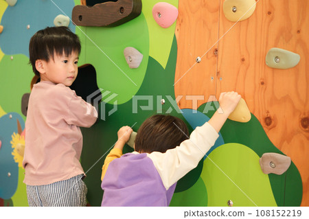 孩子享受抱石 108152219