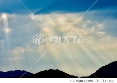 光幕照亮了秋天的山脈 108152500