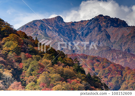 Looking up at Mt. Tanigawa from the Yubiso River in autumn Looking up at Mt. Tanigawa from the Yubiso River in autumn 108152609