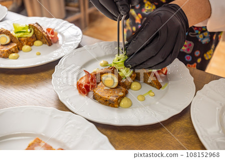 Chef decorated a starter plate with cucumber spaghetti 108152968