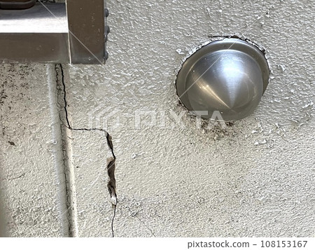 A fatal crack in the ALC wall that causes water leakage A fatal crack in the ALC wall that causes water leakage 108153167