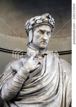 Dante Alighieri in the Niches of the Uffizi Colonnade. The first half of the 19th Century they were occupied by 28 statues of famous people in Florence, Italy Dante Alighieri in the Niches of the Uffizi Colonnade. The first half of the 19th Century they were occupied by 28 statues of famous people in Florence, Italy 108153844