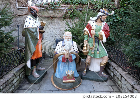 Biblical Magi or Three Wise Men infront the church in St. Wolfgang on Wolfgangsee in Austria 108154008