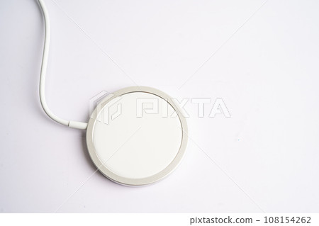Wireless charger, magnetic charging modern equipment of mobile phone. 108154262