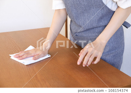 女人穿著辦公桌做家事形象 108154374