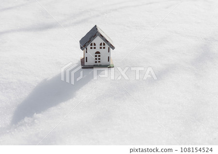 model of house is standing in snow, mock-up, sale of real estate, rent of an apartment or house. 108154524