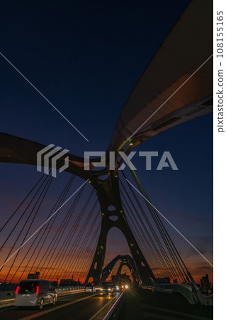 沐浴在夕陽下的豐田大橋（愛知縣豐田市） 108155165