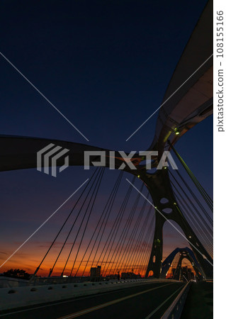 沐浴在夕陽下的豐田大橋（愛知縣豐田市） 108155166