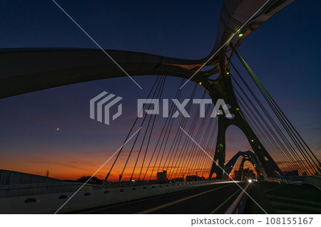 沐浴在夕陽下的豐田大橋（愛知縣豐田市） 108155167