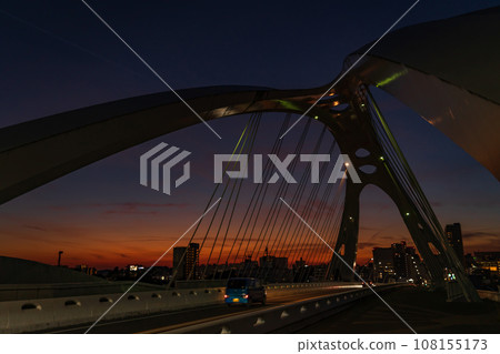 沐浴在夕陽下的豐田大橋（愛知縣豐田市） 108155173