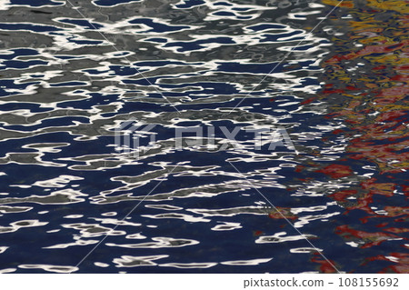 水面上有奇怪的圖案 水面上有奇怪的圖案 108155692