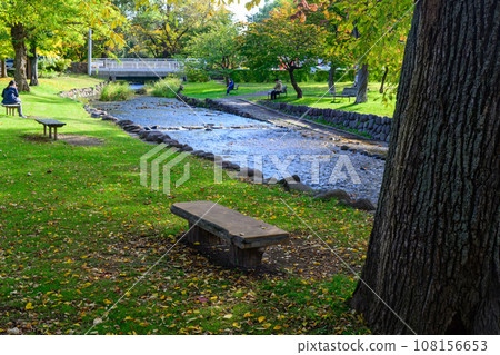 創成川和長凳（中島公園）_1167 108156653