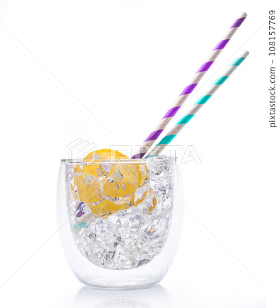 glass with cold water with ice and lemon 108157769