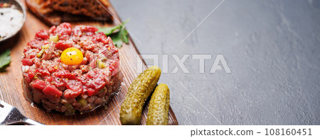 Savory beef tartare and brown bread toasts 108160451