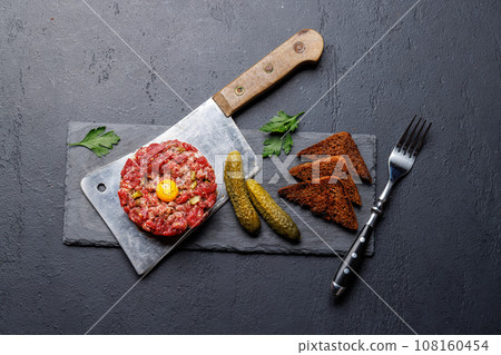 Savory beef tartare and brown bread toasts 108160454