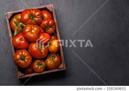 Assorted tomatoes in rustic crate Assorted tomatoes in rustic crate 108160631