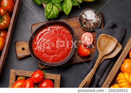 Rich homemade tomato sauce Rich homemade tomato sauce 108160632
