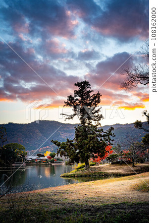 Autumn at Daikakuji Monzeki, Osawa Pond with autumn leaves in full bloom with Arashiyama in the background, and autumn dusk at Nagoso Square. 108162000