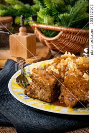 Delicious pork ribs stewed in gravy. 108162108