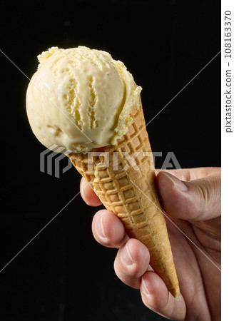 close up of vanilla ice cream 108163370