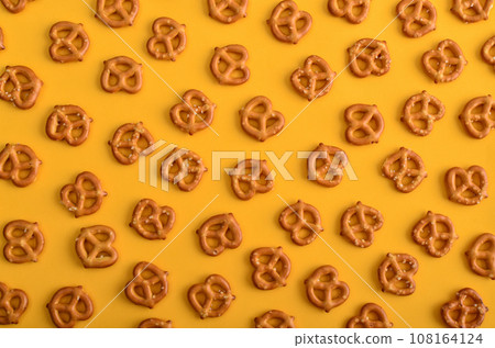 Mini pretzels with sesame seeds as pattern Mini pretzels with sesame seeds as pattern 108164124