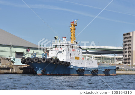 Tugboat at Osaka Port 108164310