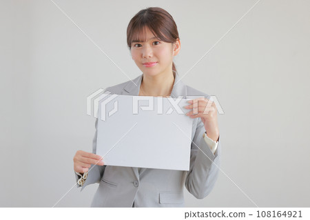 Young woman with a message board 1 108164921