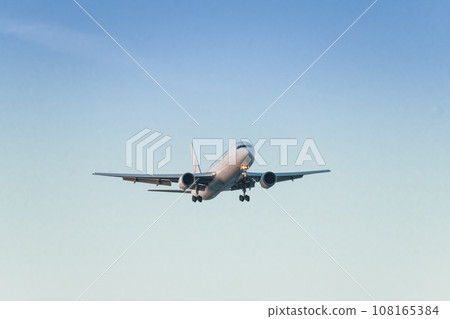[JAL aircraft ready to land from the sky above Jonanjima Seaside Park at dusk] 108165384