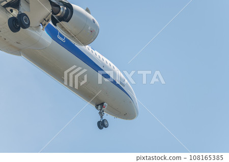 [ANA aircraft in preparation for landing from the sky above Jonanjima Seaside Park] 108165385