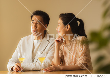 年長夫婦喝酒 年長夫婦喝酒 108165588