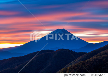 從串形山看到流動的日出天空和富士山 從串形山看到流動的日出天空和富士山 108165643
