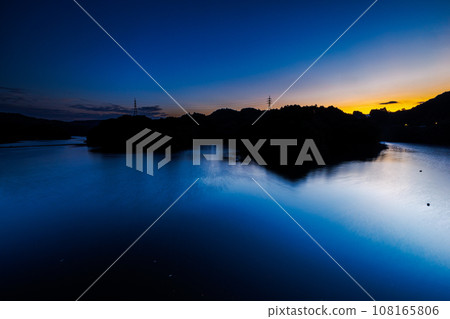 Autumn 2023 At Nunome Dam, the sunset deepens after sunset, climaxing at 17:33 Autumn 2023 At Nunome Dam, the sunset deepens after sunset, climaxing at 17:33 108165806