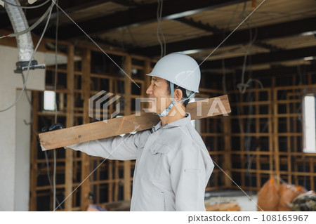 工人在建築工地工作 108165967
