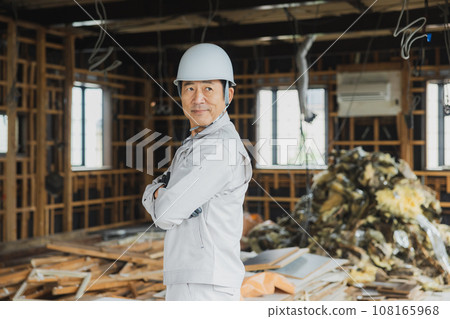 Workers working at a construction site 108165968