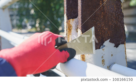 Peel off the rust on the iron part with a skin scraper Peel off the rust on the iron part with a skin scraper 108166150