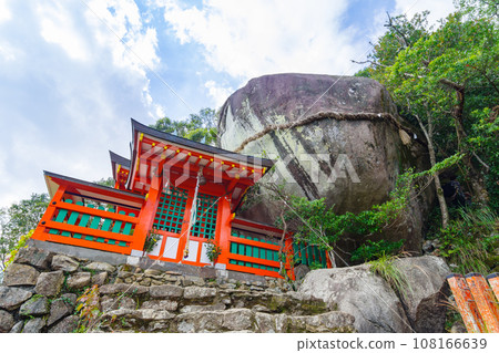 Gotobiki Rock and shrine building of Kamikura Shrine (Shingu City, Wakayama Prefecture) 108166639