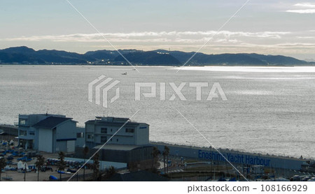 Take a walk while enjoying the early morning sea breeze 108166929