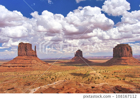 從美國紀念碑谷遊客中心看到的米滕山 (Mitten Butte) 和梅里克山 (Merrick Butte) 從美國紀念碑谷遊客中心看到的米滕山 (Mitten Butte) 和梅里克山 (Merrick Butte) 108167112