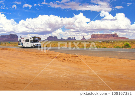 Distant view of Butte from Route 163 in Monument Valley, USA 108167381