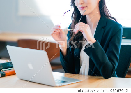 年輕的商界女人走向筆記本電腦 年輕的商界女人走向筆記本電腦 108167642