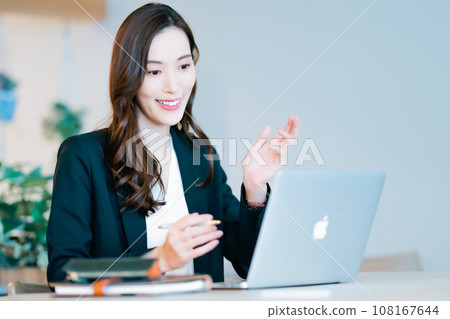 年輕的商界女人走向筆記本電腦 108167644