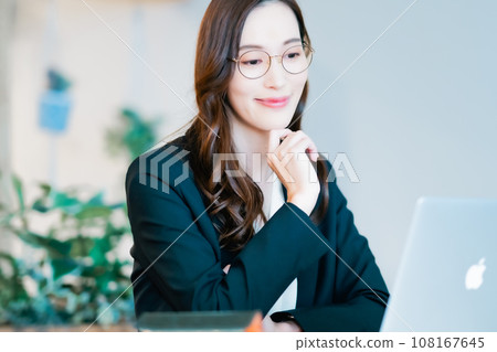 年輕的商界女人走向筆記本電腦 年輕的商界女人走向筆記本電腦 108167645
