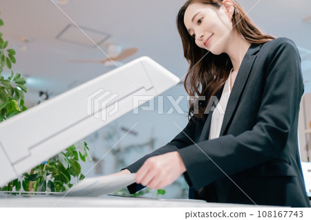 製作彩色副本的年輕女子 製作彩色副本的年輕女子 108167743