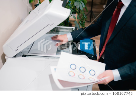 檢查列印文件的年輕人 108167745