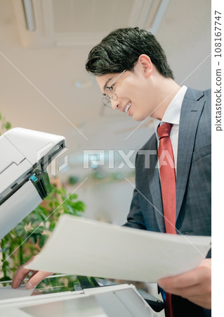 站在影印機前的年輕人 108167747