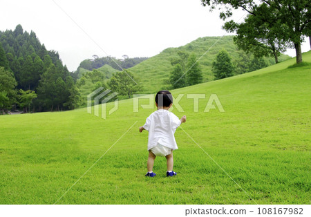 大自然中的嬰兒 108167982