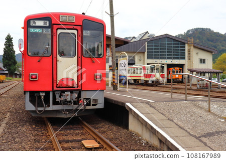 Akita Nairiku Jukan Railway AN-8806 train bound for Kakunodate and train depot (Aniai Station) 108167989